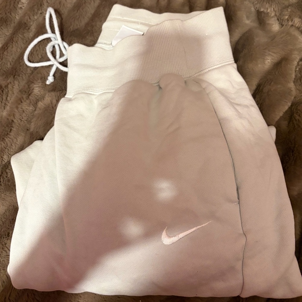 Women’s light grey Nike sweatpants
